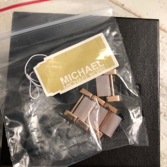 Michael Kors MK5896 Rose Gold Watch - Picture 5 of 5